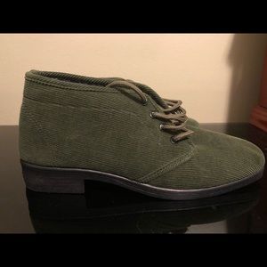 Women’s small heal shoes size 6 green